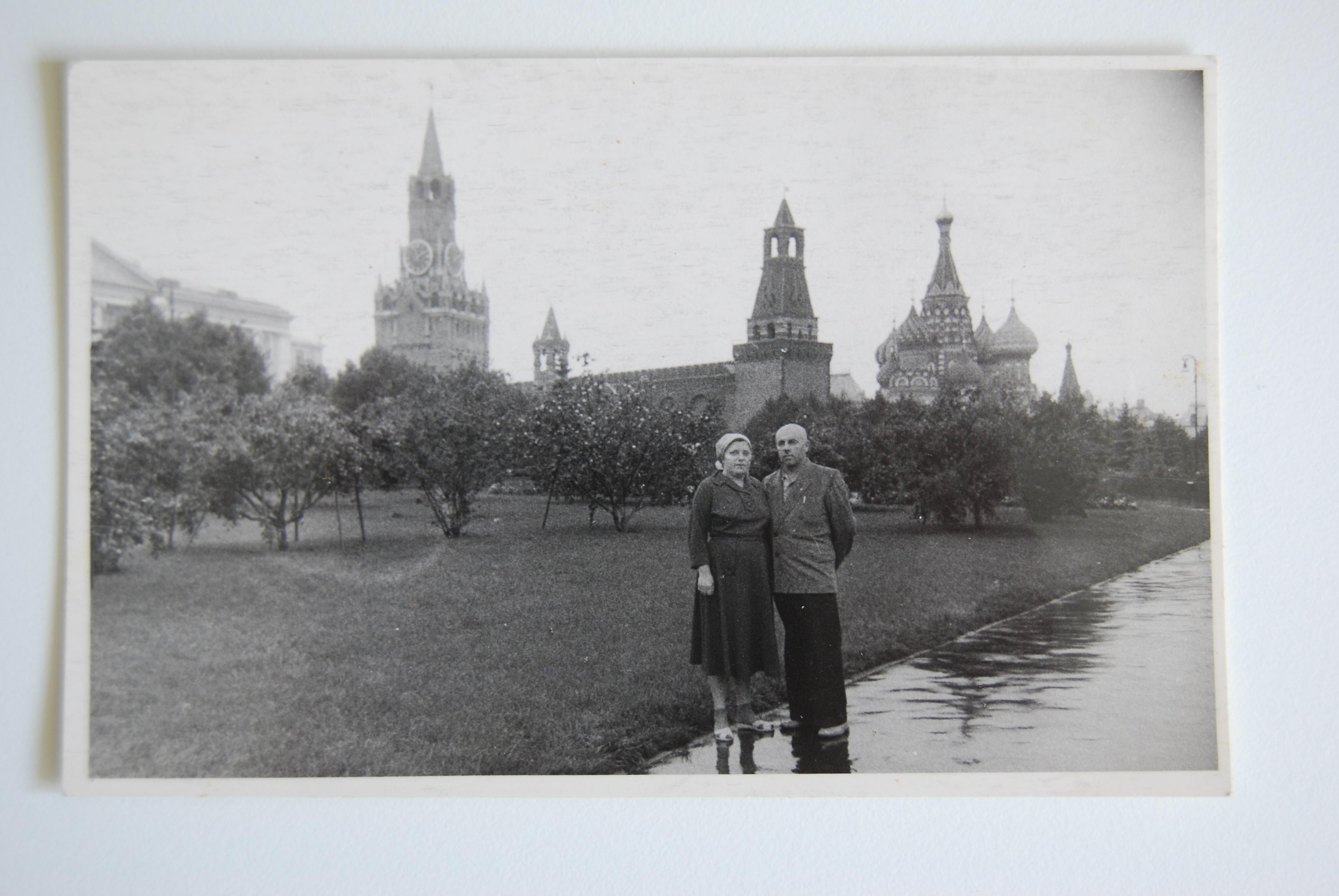 Моя тетя Екатерина в Москве с мужем Александром 70 лет назад, когда возле Кремля еще цвели сады.
