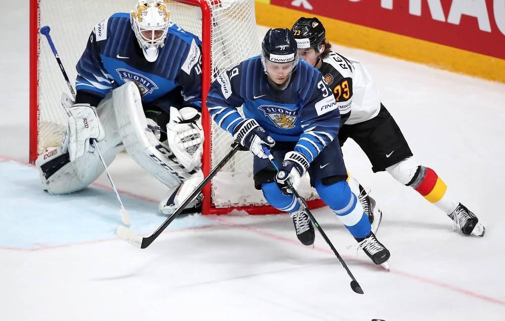 Хоккеист сборной Финляндии Ким Ноусиайнен (на переднем плане) © Наталия Федосенко/ТАСС