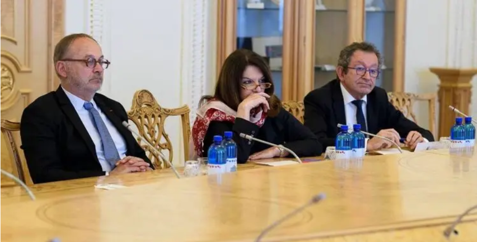 Сенаторы Натали Гуле, Жан-Пьер Мог и Жоэль Геррио просят министра иностранных дел Франции прокомментировать ситуацию в Украине, где вольготно себя чувствуют праворадикалы