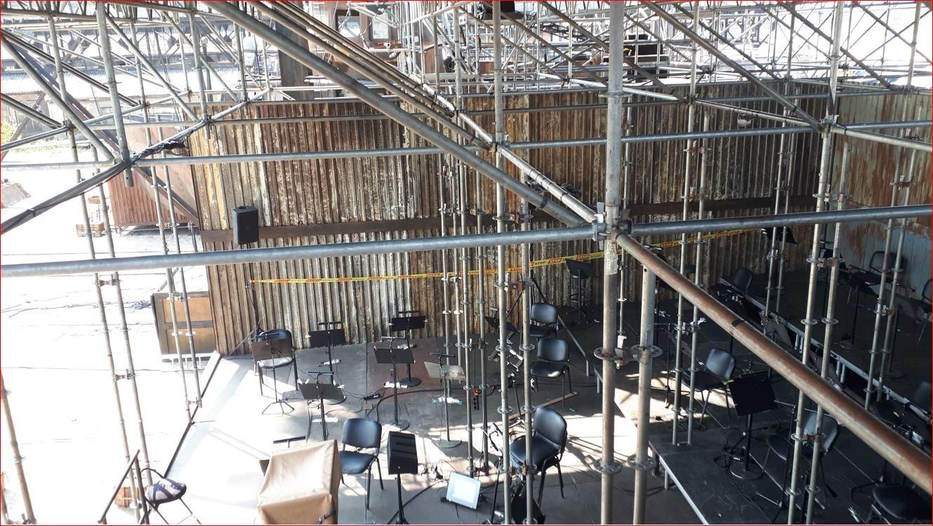 Это сцена на строительных стапелях, где будет сидеть оркестр во время концерта и оперы