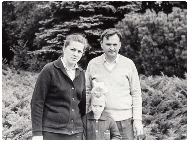 Ирина Полякова в детстве с родителями. Фото из личного архива