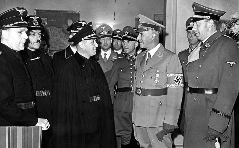 На снимке: Slovak interior minister Alexander Mach (third from left) and German interior minister Wilhelm Frick (second from right).