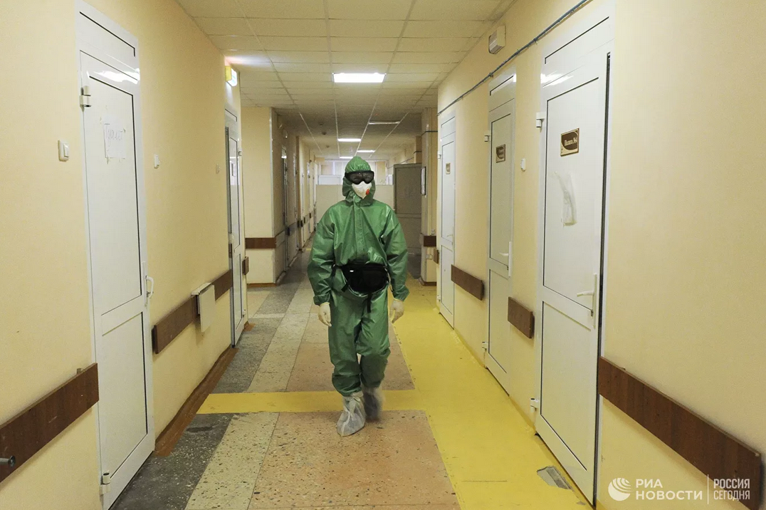 Врач в коридоре отделения для лечения пациентов с Covid-19. Фото: © РИА Новости / Алексей Сухоруков