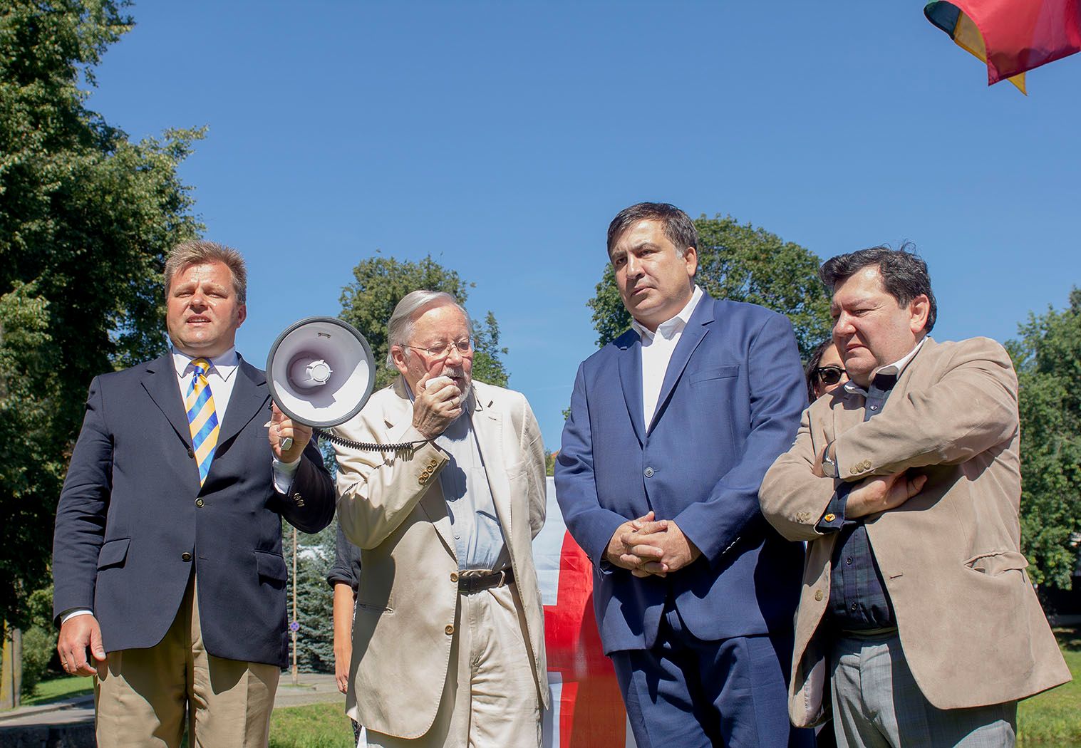 Мантас Адоменас (крайний слева) во время митинга у российского посольства. Фото Виктора Грецкаса, "Обзор"