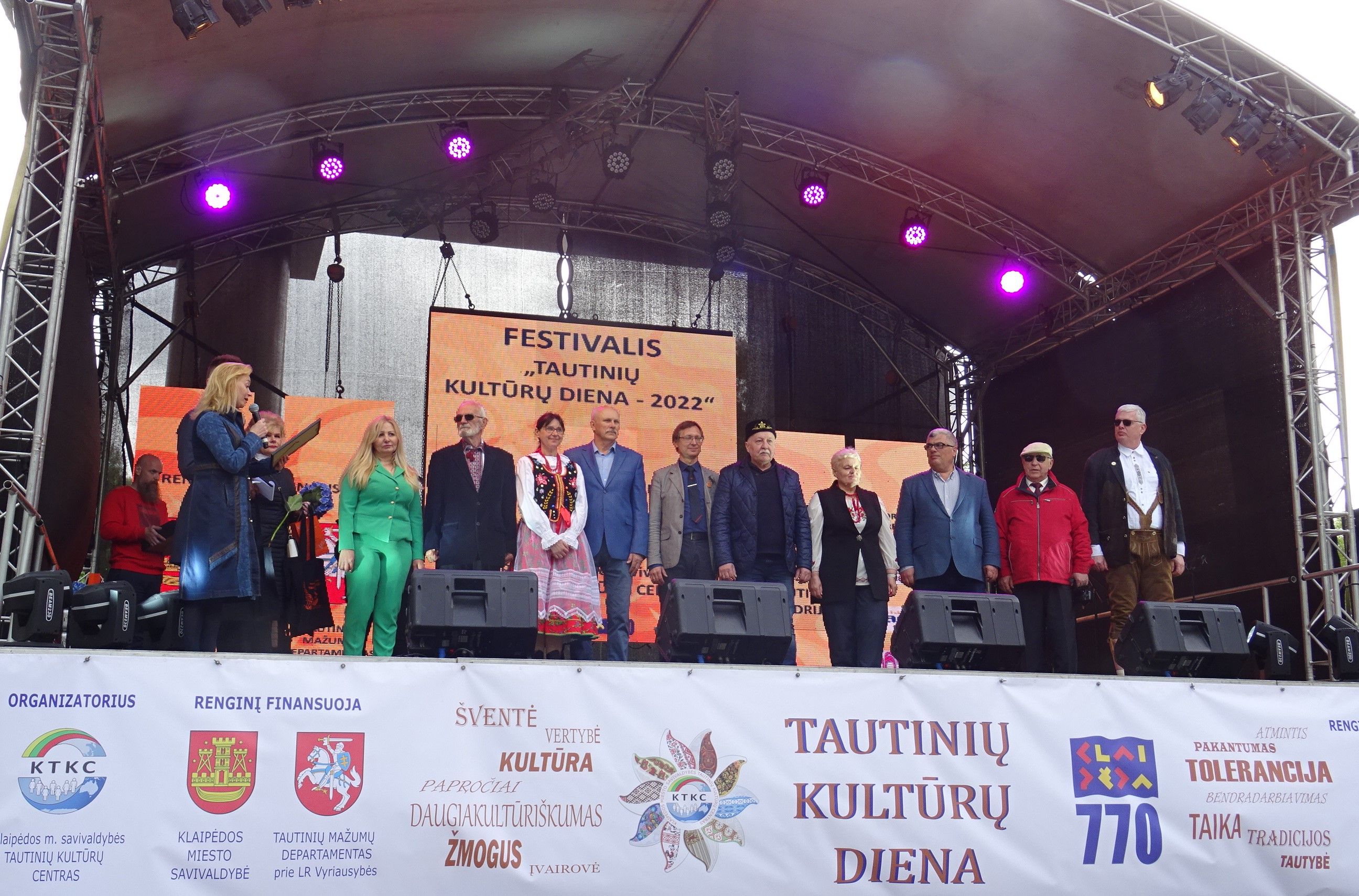 На сцене - председатели национальных общин Клайпеды