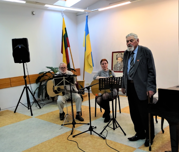 Артист Казимерас Черняускас, певец, читает стихи Бразджениса
