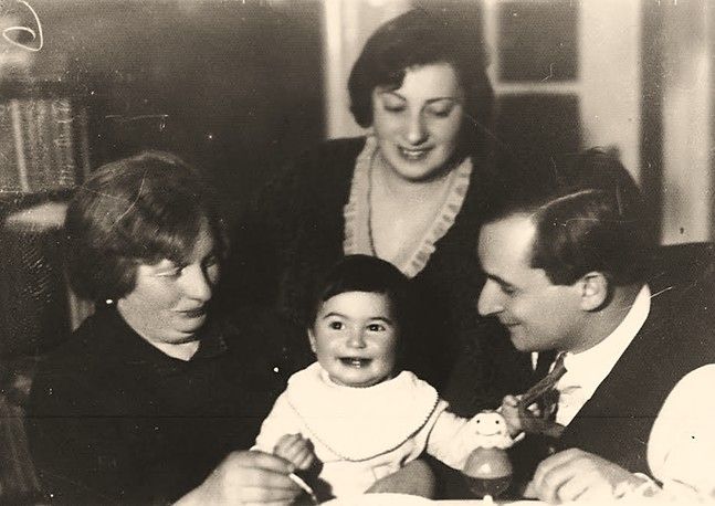 Лейба с женой Соней, сыном Гариком и г-жой Левин
