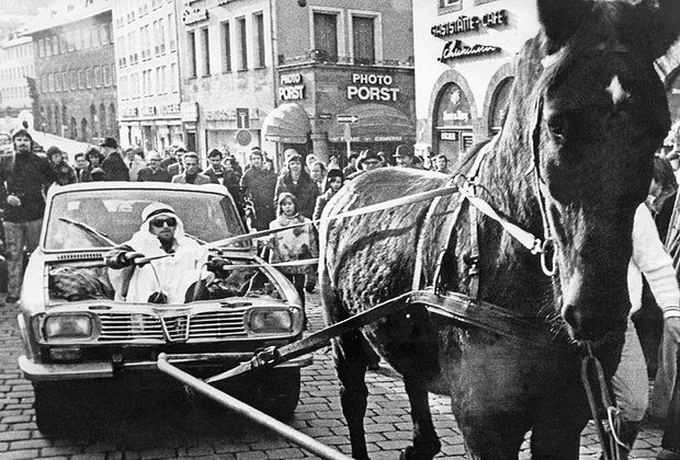 Перфоманс в Нюрнберге (Германия), организованный газетой Nuernberger Zeitung, в знак протеста против ограничений на вождение автомобилей из-за топливного кризиса. 25 ноября 1973 года Фото: AP