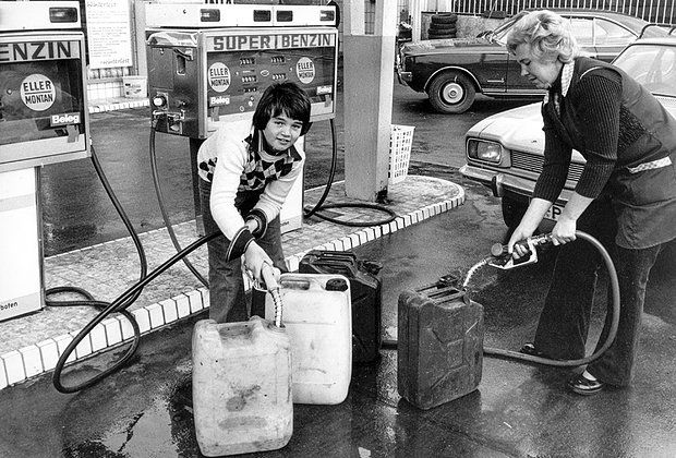 Семья закупает бензин впрок, 7 ноября 1973 года Фото: Bertram / Globallookpress.com