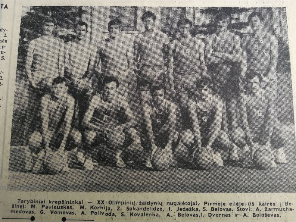 На снимке: в сентябре 1972 года сборная СССР по баскетболу, капитаном которой был Модестас Паулаускас (сидит первый слева), стала чемпионом Олимпийских игр. Фото из газеты «Vakarinės naujenos