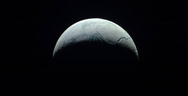 Энцелад, шестой спутник Сатурна, снятый с борта АМС "Кассини". Фото: NASA
