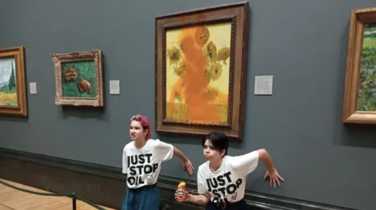 Активисты Just Stop Oil вылили суп на картину Винсента Ван Гога «Подсолнухи». (Фото JustStop_Oil / Twitter)