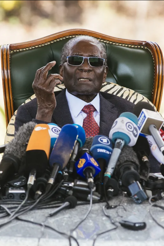 Через семь лет после обращения президента Зимбабве Роберта Мугабе с требованием вернуть в страну хранящиеся в Великобритании останки борцов за независимость до заявления британской стороны о готовности сотрудничать прошло семь лет Фото: Waldo Swiegers / Bloomberg / Getty Images
