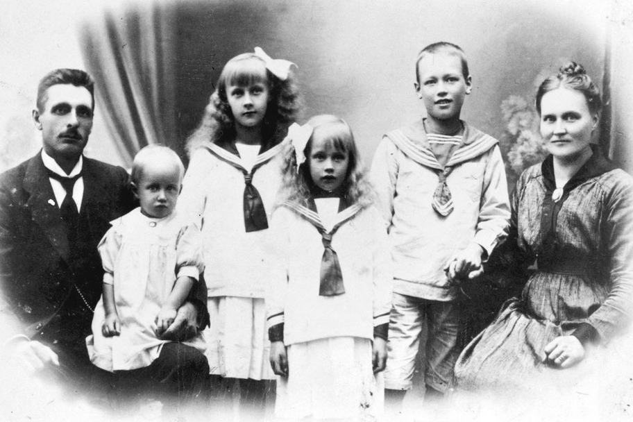 Астрид Линдгрен (третья слева) с семьей © Public Domain/ Wikimedia Commons