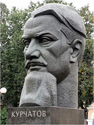 Памятник Игорю Курчатову на площади его имени в Москве