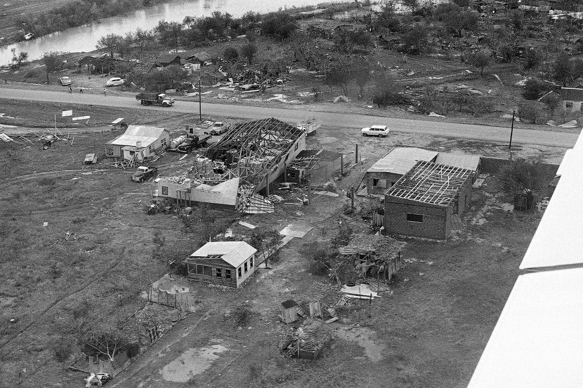 Разрушенные дома в окрестностях Тампико после урагана «Инес», 1966 год Фото: Ed Kolenovsky / AP Photo