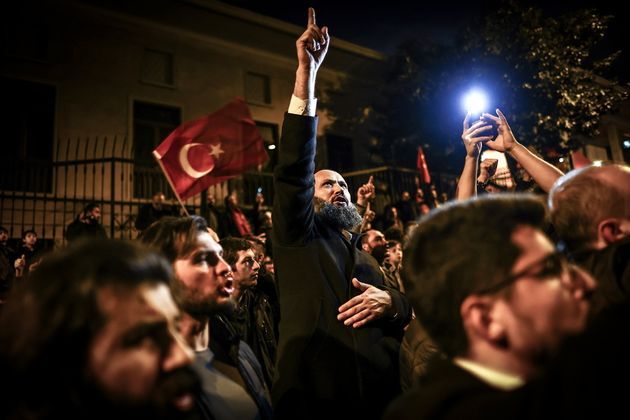 Протесты у консульства Швеции в Стамбуле. Фото: Sedat SUNA/EPA/ТАСС