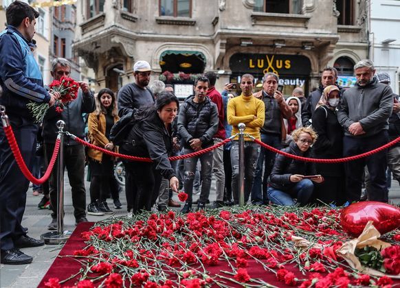 Цветы на месте трагедии. Фото: EPA/ERDEM/ТАСС