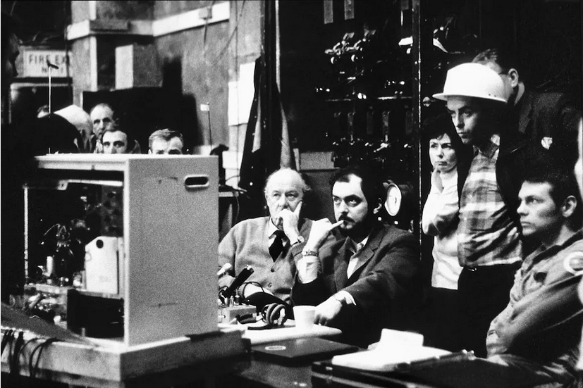 Стэнли Кубрик (в центре) вместе со съемочной командой. Фото: Stanley Kubrick Productions