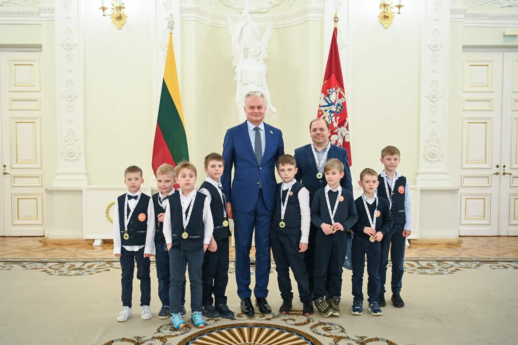 Ученики 2а класса прогимназии «Gerosios vilties» с президентом Литовской республики Гитанасом Науседой