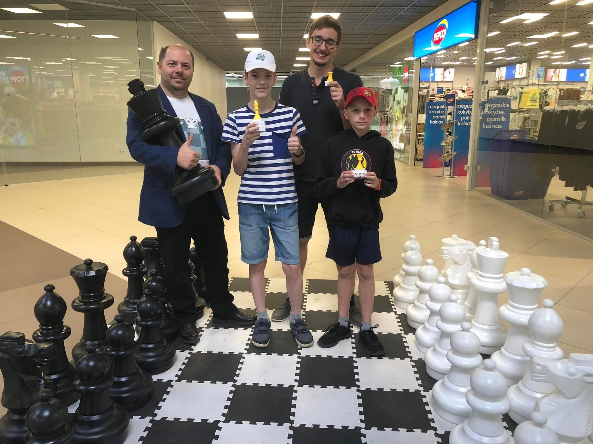 Победители турнира «Большие шахматы в домино» - Эрикас, Роберт, Саша