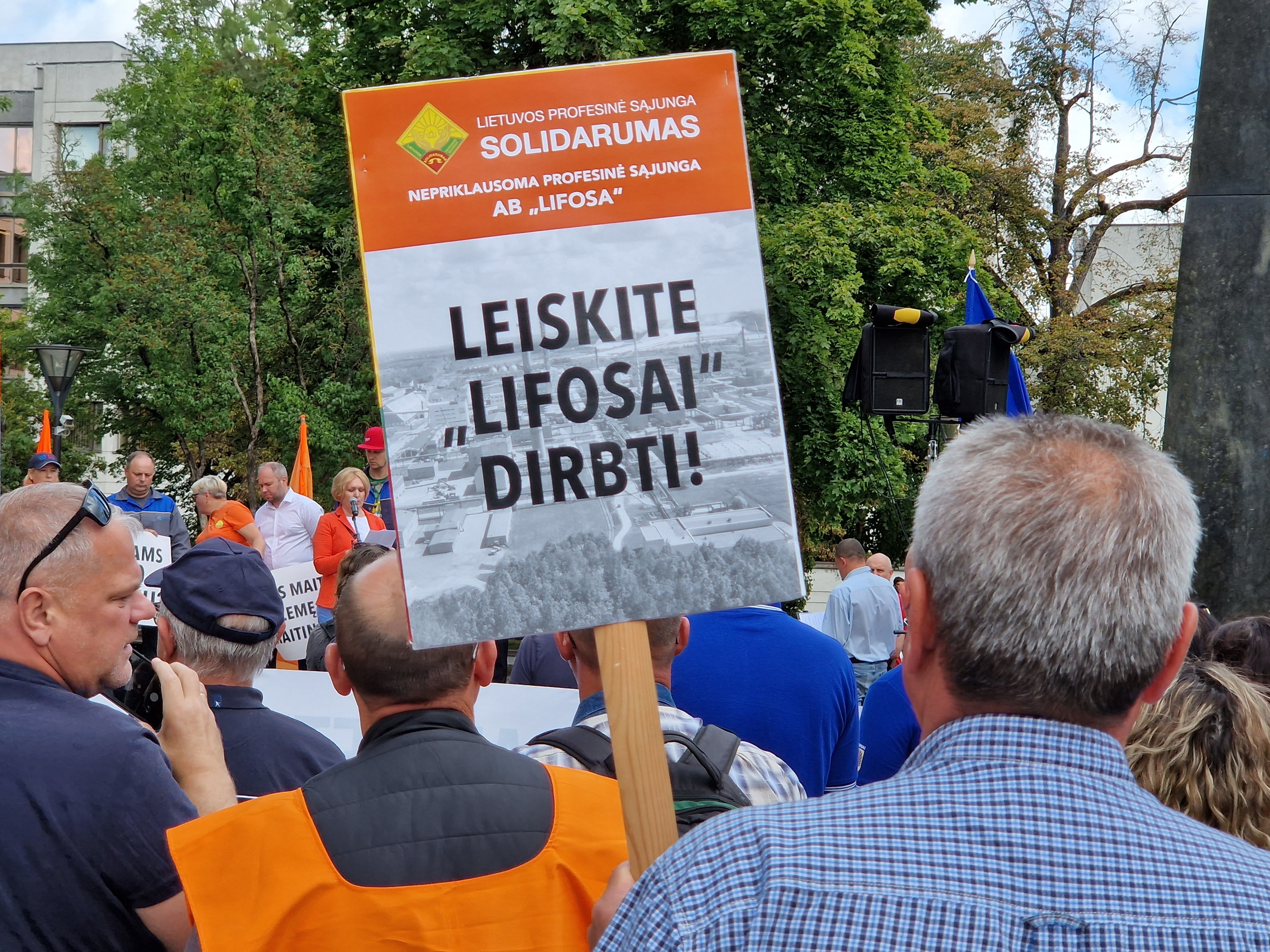 Митинг рабочих Lifosa у здания правительства Литвы. Фото Александра Шахова, "Обзор"