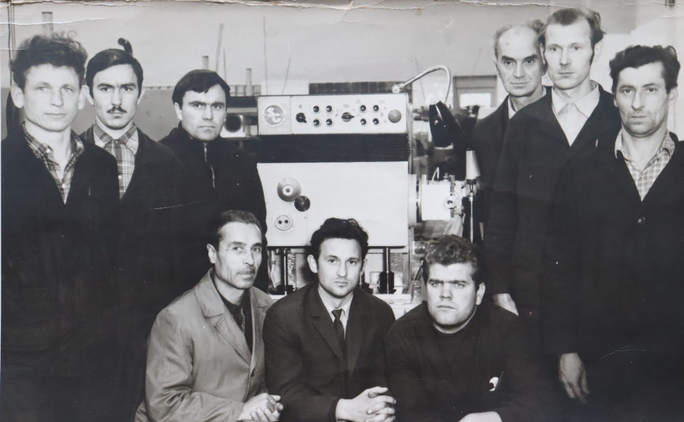 Конструктор Михаил Павловский ( в центре ) и работники сборочного цеха у станка 5304П. Фото от семьи Павловских представлено его братом Игорем( на фото - второй слева).