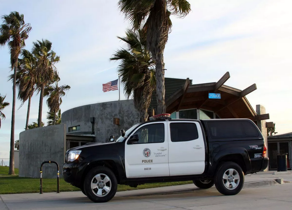 Фото: CC BY 2.0 / jondoeforty1 / LAPD SUV parked at Venice Beach