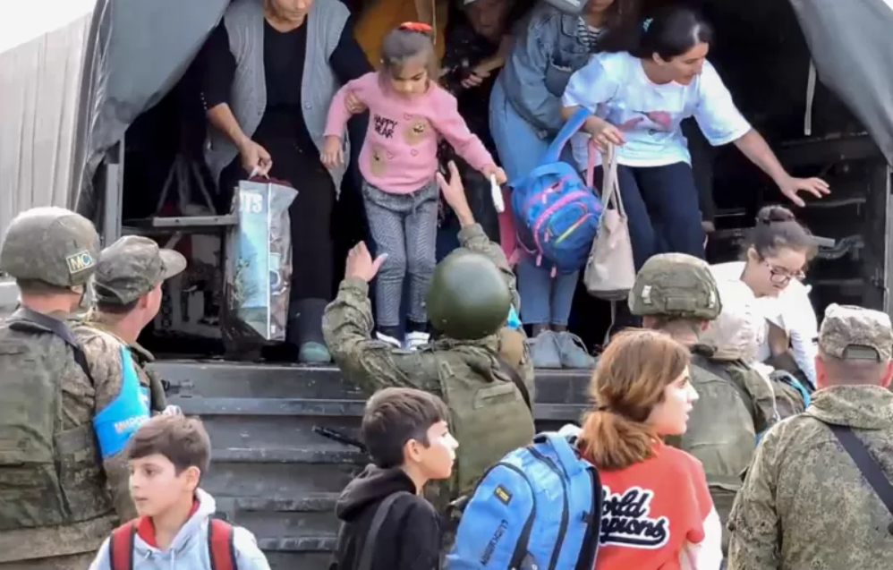 Эвакуация жителей Карабаха из приграничных сел российскими миротворцами. Фото: Минобороны России