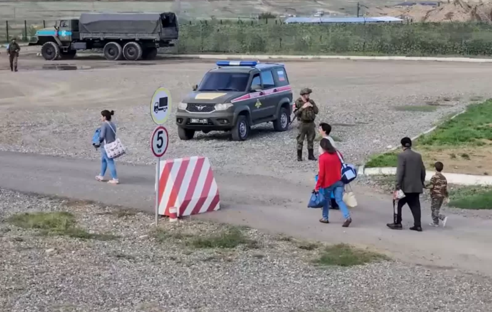 Российские миротворцы наблюдают за дорогой в Карабахе. Фото: Минобороны России