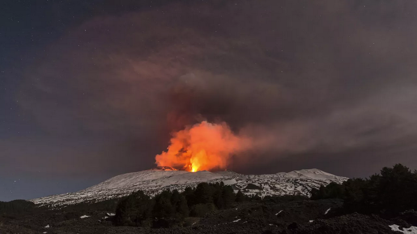 © AP Photo / Salvatore Allegra Извержение вулкана Этна. Архивное фото