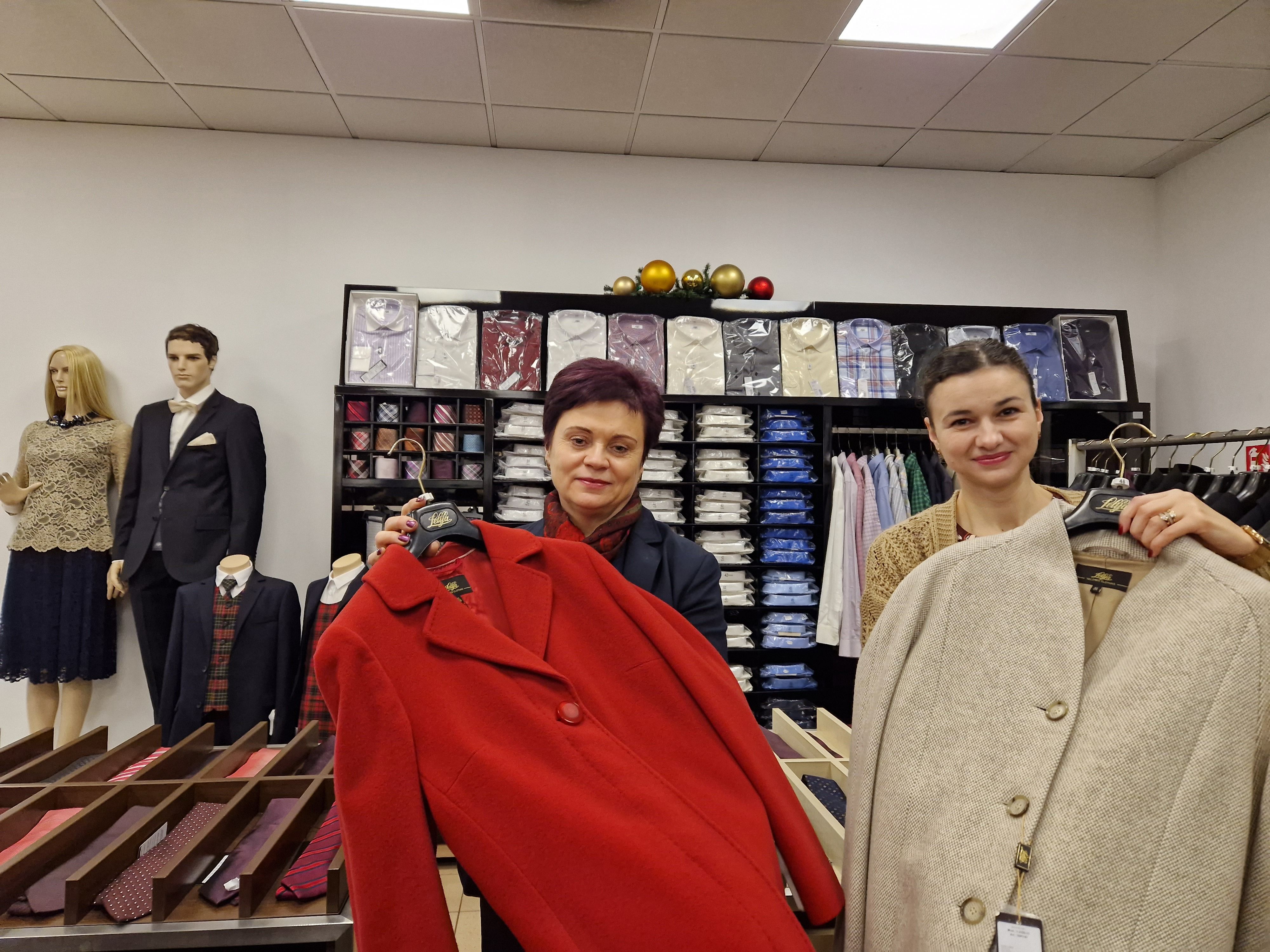 Продавщицы фрменного магазина фабрики Lelija в вильнюсском центральном универмаге Эльвира Мейштене (слева) и Риманте Анкуда представляют новинки сезона
