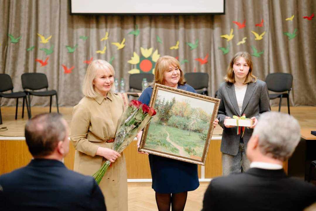 На снимке: Картину вручает директор гимназии Вероника Войтекян