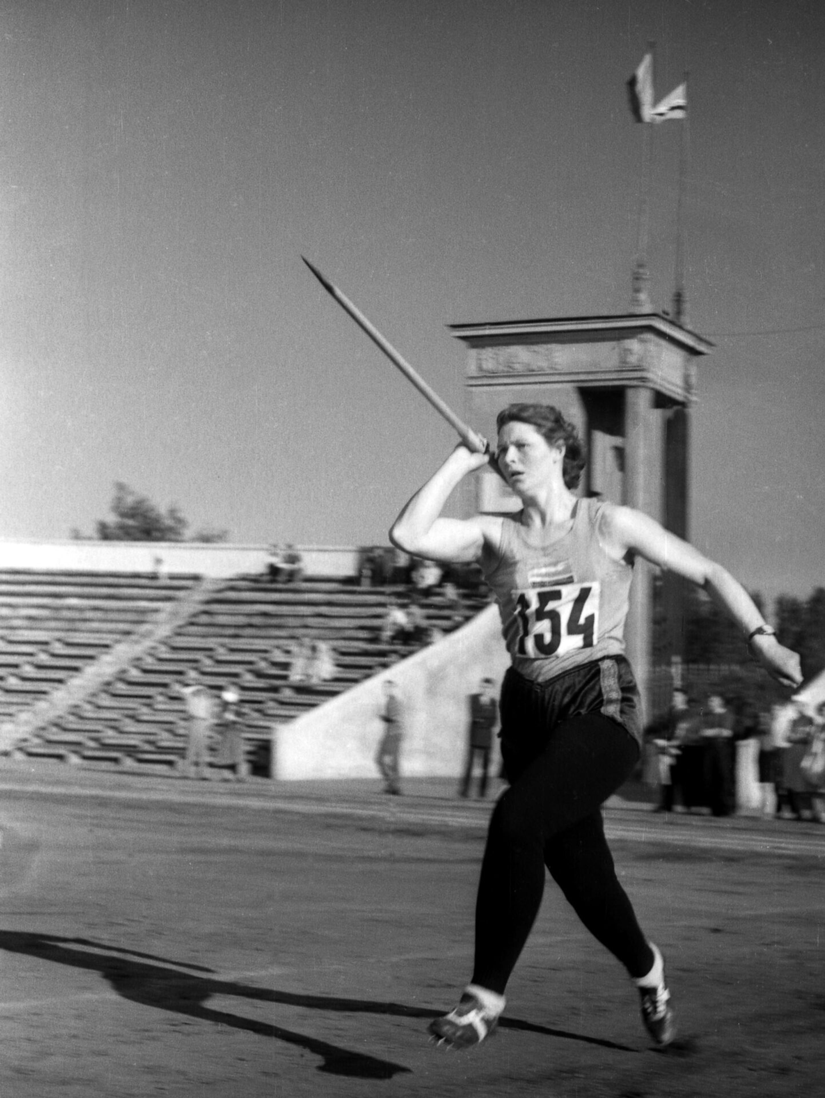 Pirmąja Lietuvos olimpiete, iškovojusia olimpinį medalį, 1960 m. Romoje tapo ieties metikė B.Kalėdienė