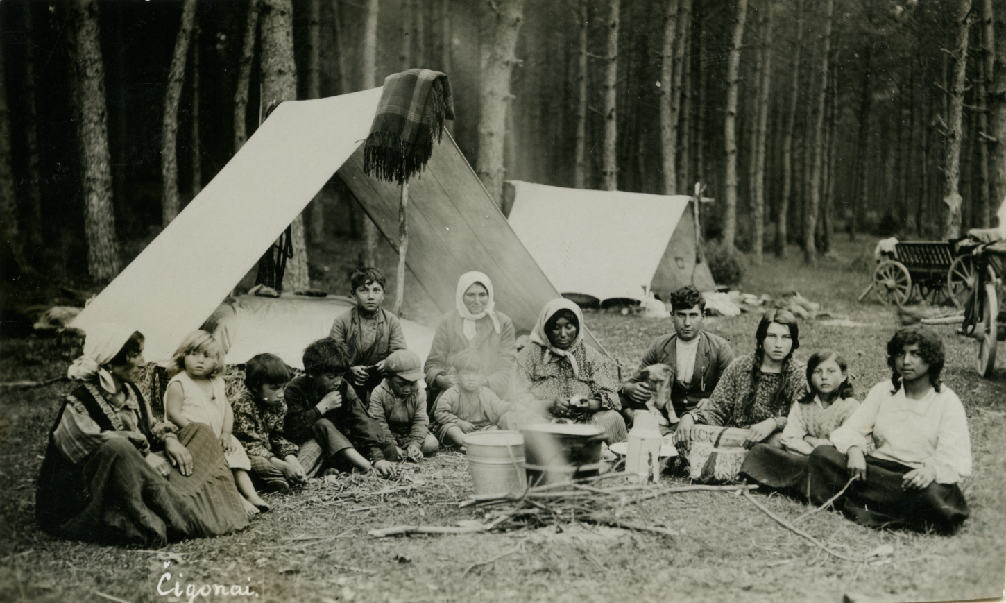 Фрагмент ромского лагеря. 1930-е годы. Музей «Аушра» в Шяуляй (ŠAM Poz. Nr. 33/VIII(II)