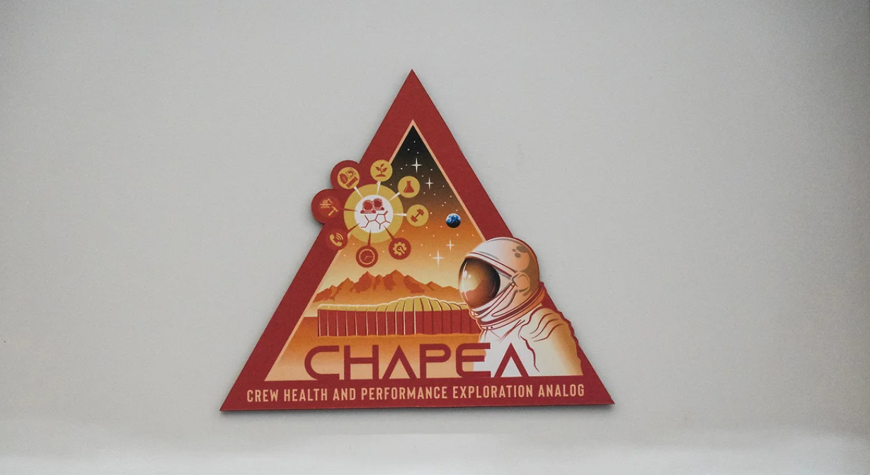 Логотип CHAPEA можно увидеть на входной двери Марсовой дюны Альфа, моделируемой NASA среды обитания на Марсе, которая используется в качестве подготовки к отправке людей на Красную планету.  Фото: Go Nakamura / Reuters