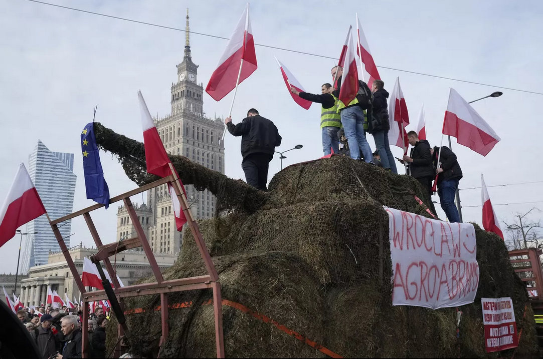 © AP Photo / Czarek Sokolowski Акция протеста польских фермеров в Варшаве. Архивное фото
