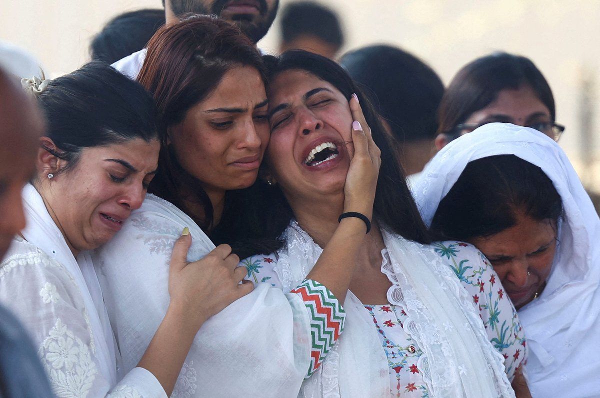 Родственники погибших в ходе нападения боевиков в Кашмире. Фото: Anushree Fadnavis / Reuters