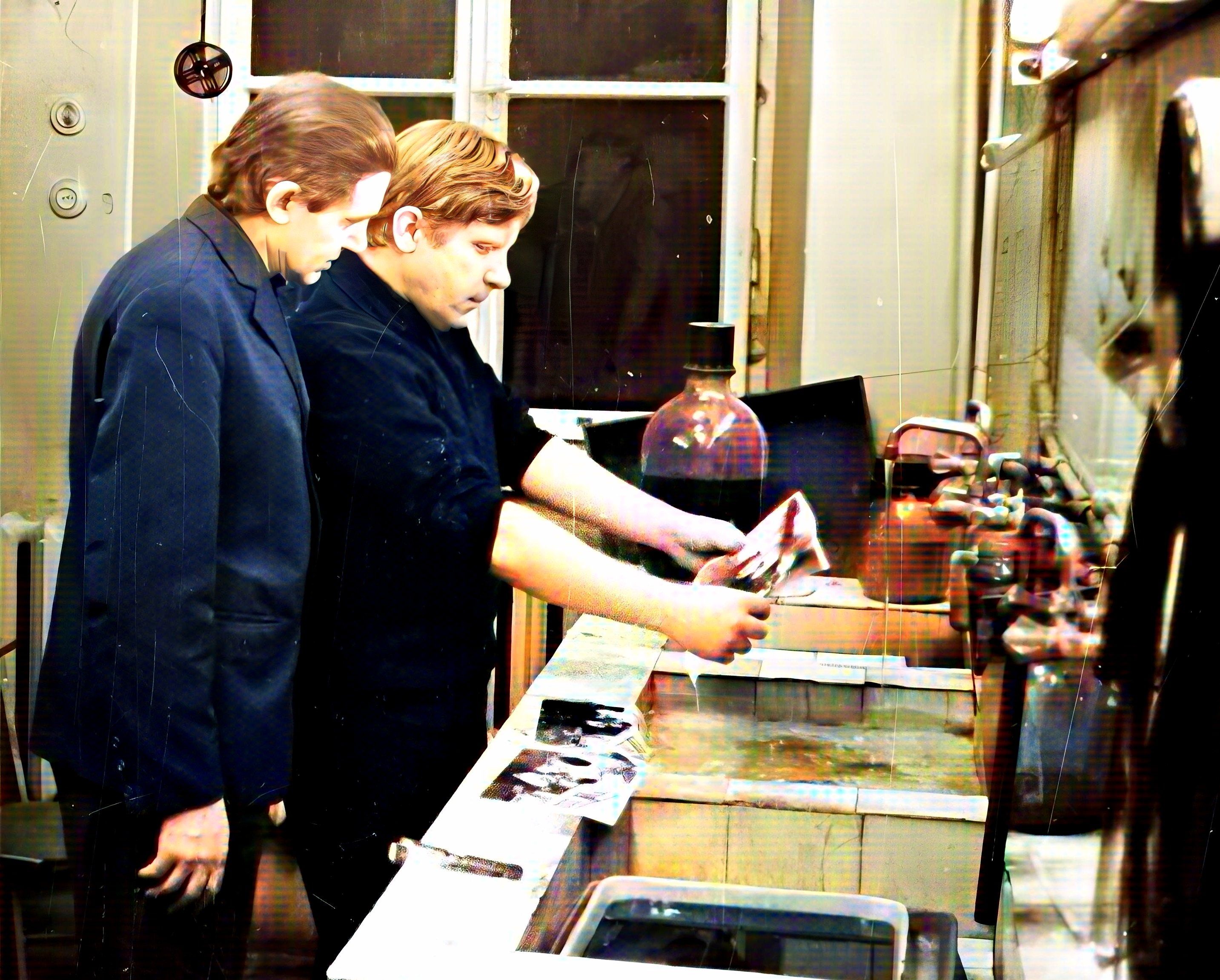 Николай Верзилов и Валентин Ольшевский в редакционной фотолаборатории