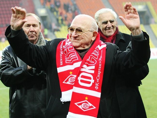 Никита Симонян в шарфе «Спартака». Фото: «Чемпионат»