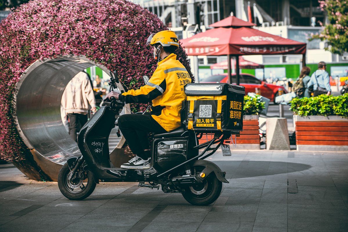 Курьеры чаще других становятся героями. Фото: YIUCHEUNG / Shutterstock / Fotodom