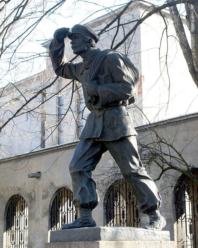 Скульптура "Книгоноша" (Ю.Зикарас) Фото lrytas.lt