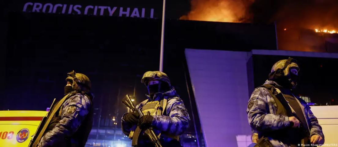ОМОН у здания "Крокус Сити Холла" после терактаФото: Maxim Shemetov/REUTERS