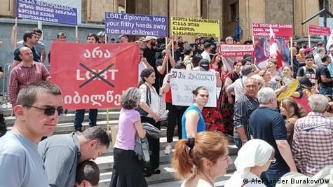 Фото: Aleksander Burakov/DW Участники акции протеста против ЛГБТ фестиваля в Грузии, июль 2023 года