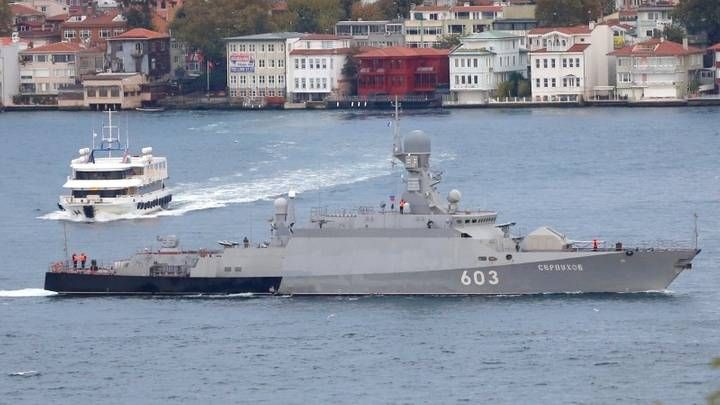 Photo: Reuters Военный корабль «Серпухов» пересекает Босфор в 2016 году