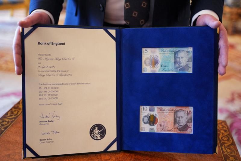 REUTERS В сопровождающем подарок сертификате указывается, что каждая из новых банкнот имеет порядковый номер 00001