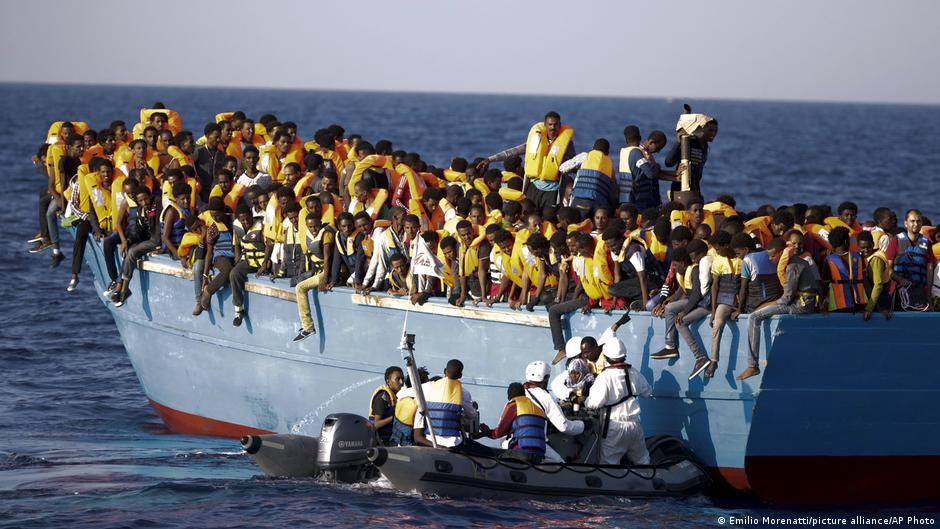 Фото: Emilio Morenatti/picture alliance/AP Photo Судно с мигрантами в Средиземном море (фото из архива)