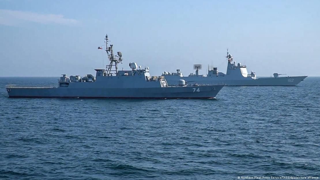Фото: Northern Fleet Press Service/TASS/dpa/picture alliance Корабли ВМС России, Китая и Ирана во время совместных учений в Оманском заливе, 18 марта 2023 года