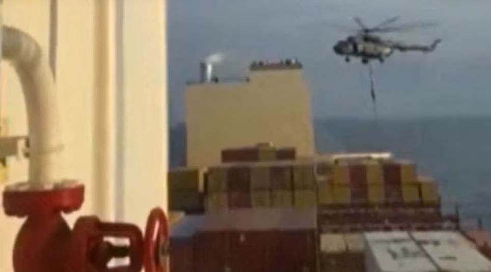 Вертолет КСИР, с которого спецназ высадился на контейнеровоз MSC Aries, 13 апреля 2024 года