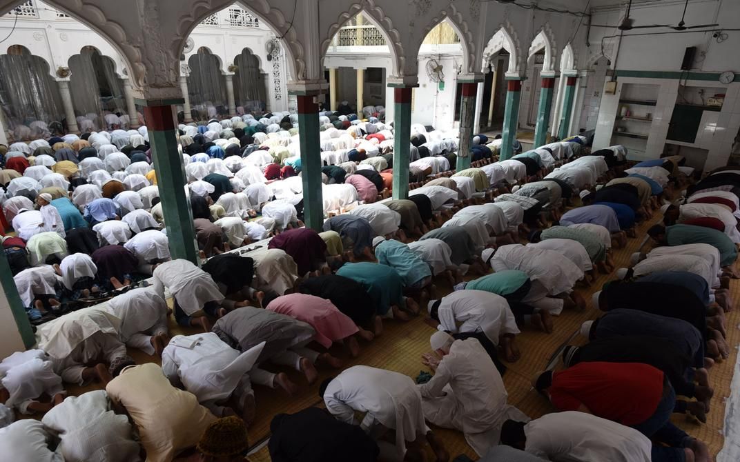 SCANPIX / Xinhua via ZUMA Press Мусульмане молятся в мечети